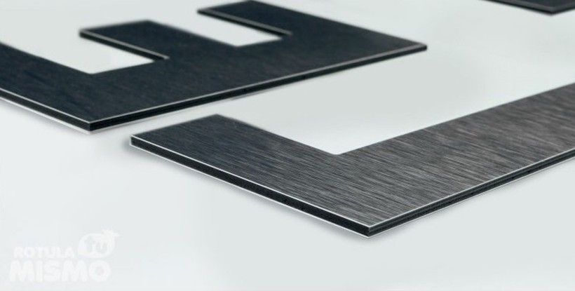 Letras de dibond satinado plata + metacrilato iluminado