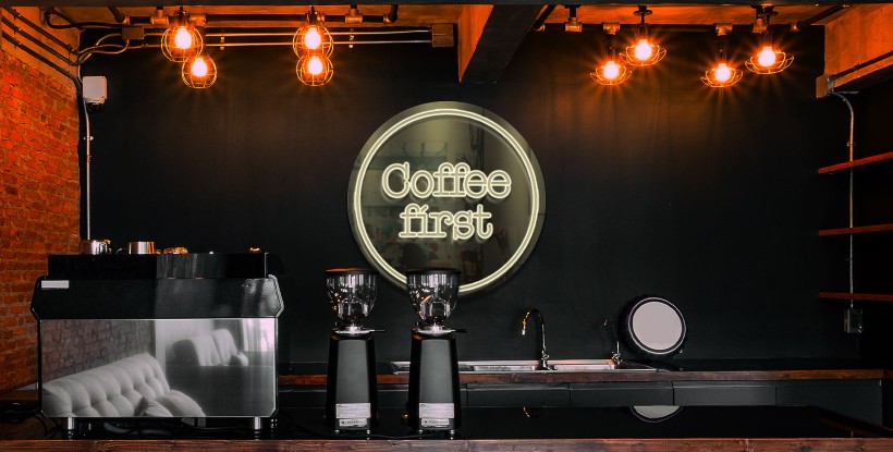 Neon coffee first en metacrilato espejo