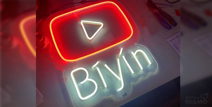 Neón Youtube más tu nombre