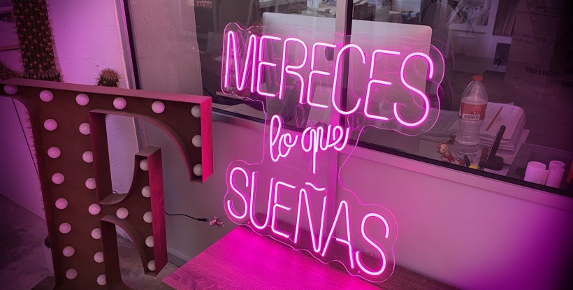Neón mereces lo que sueñas