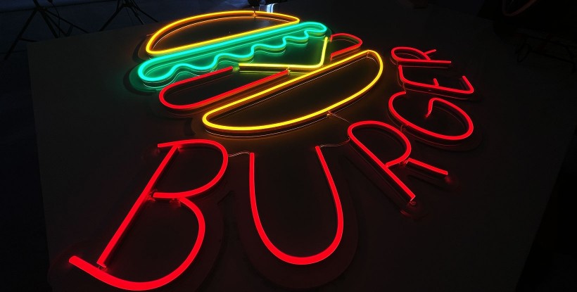 Neon burger con lechuga y queso