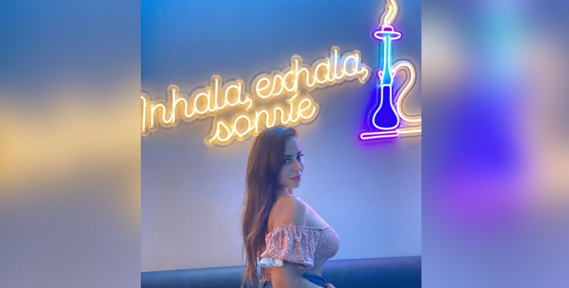 Néon inhala, exhala, sonrie