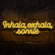 Néon inhala, exhala, sonrie
