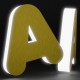 Letras de dibond satinado oro + metacrilato iluminado