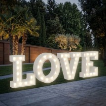 Letras LOVE gigantes con luz