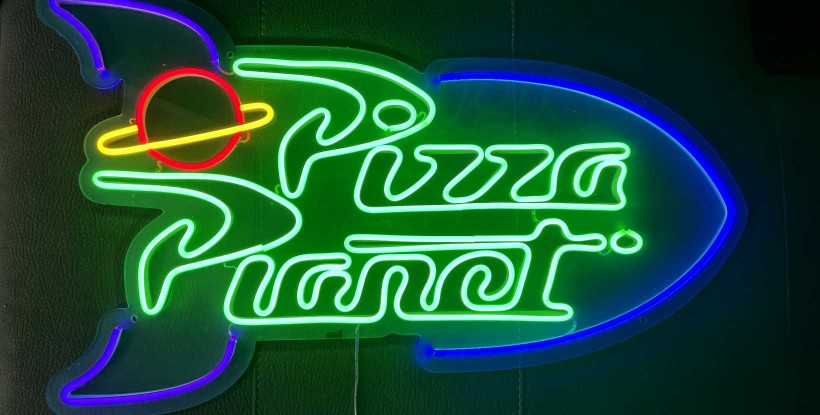 Neón Pizza Planet