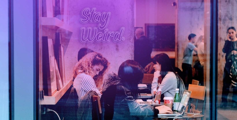 Neón 'STAY WEIRD'