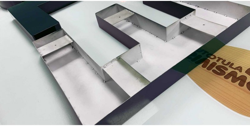 Letras corpóreas para fachada de aluminio lavanda