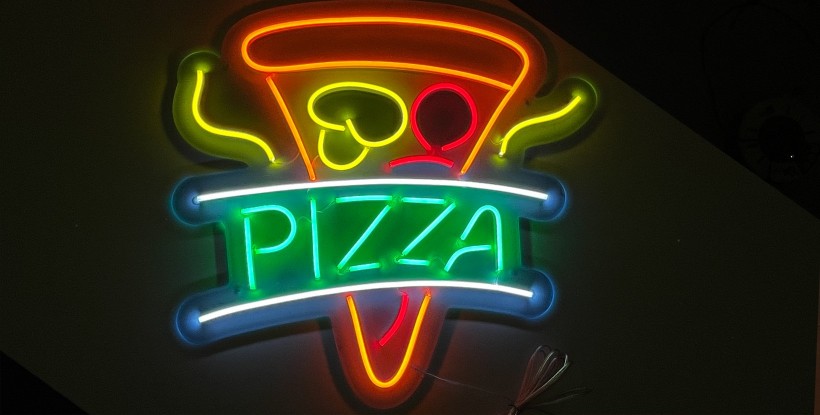 Neon Pizza escaparate