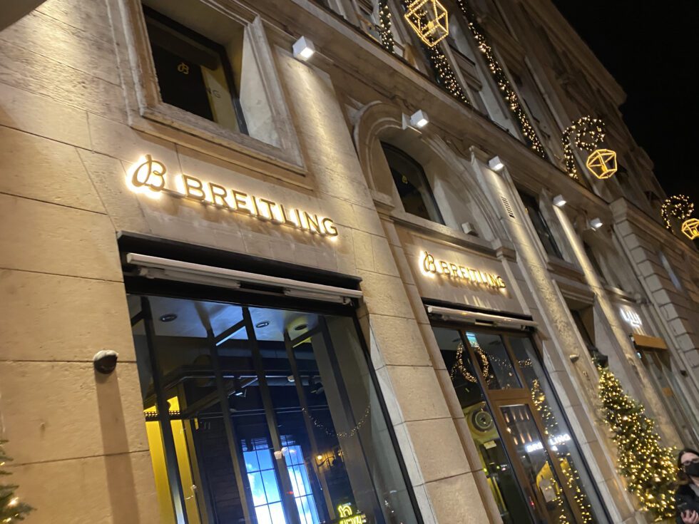 Letras luminosas doradas