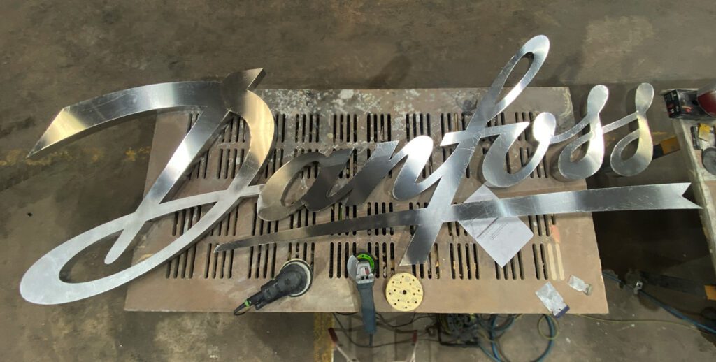 Letras huecas de aluminio