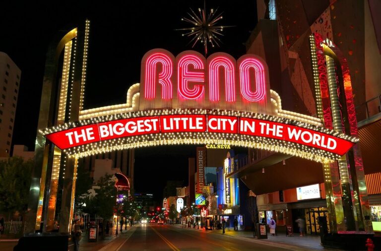 letras gigantes luminosas en Reno