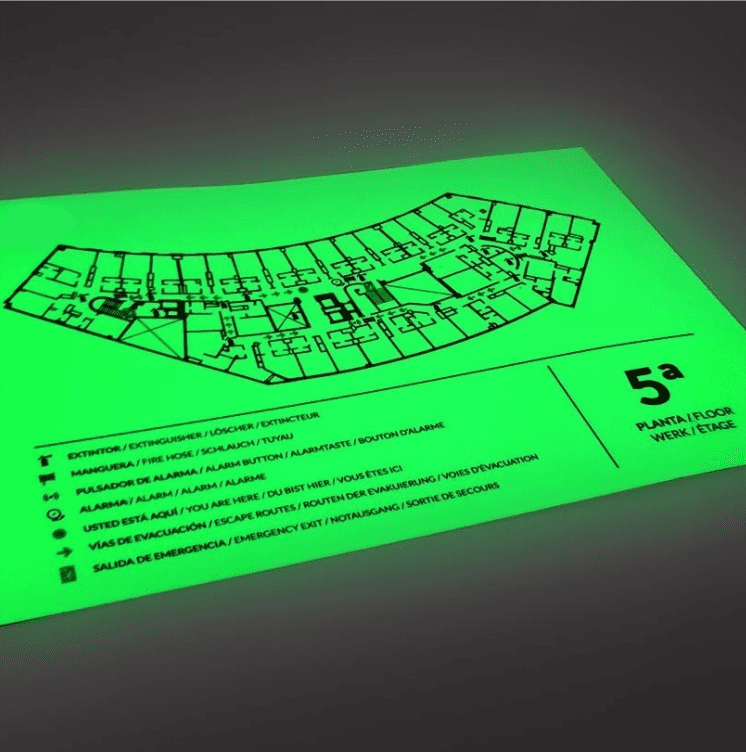 Placa fotoluminiscente pulsador de alarma. Evacuación y emergencia