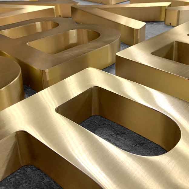 Letras corpóreas de latón para particular en Valencia con acabado efecto satinado