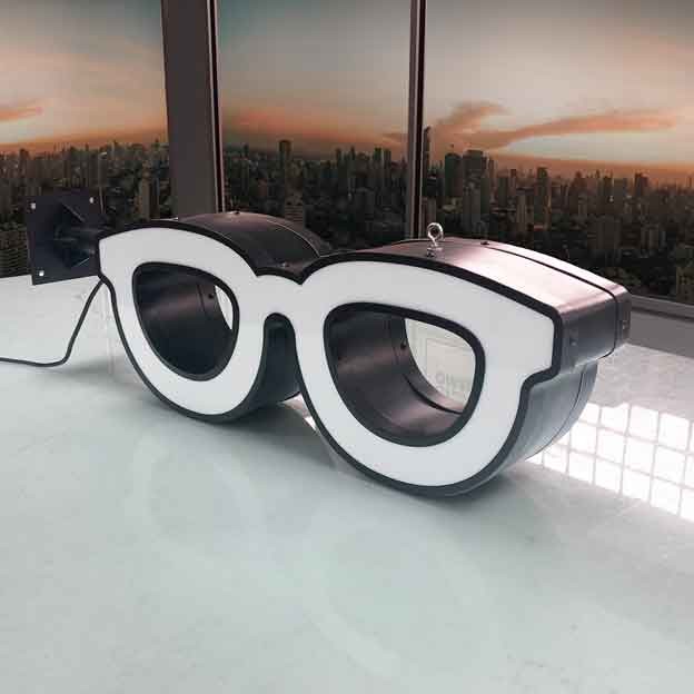 Banderola para óptica personalizada con forma de gafas.